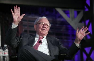 Warren Buffett đứng ngoài thị trường, nắm giữ núi tiền mặt kỷ lục 149 tỷ USD