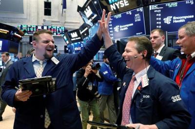 Chứng khoán Mỹ và châu Âu hồi phục, Dow Jones tăng gần 400 điểm
